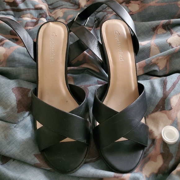 💛 pitaya • Black Heels - Picture 1 of 3
